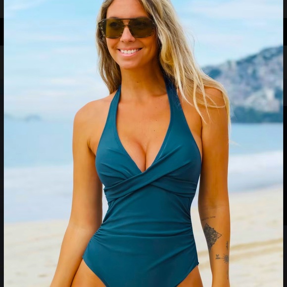 Tommy Bahama Other - Tommy Bahama twist front halter swimsuit